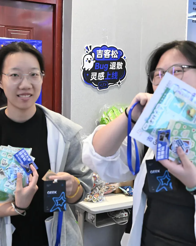 两人展示贴纸周边